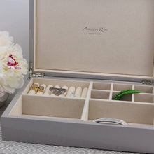 Carica l&#39;immagine nel visualizzatore della galleria, Grande scatola laccata per gioielli bianco / oro
