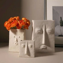 Laden Sie das Bild in den Gallery Viewer, I See You Face Vase
