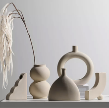 Laden Sie das Bild in den Gallery Viewer, Modern Minimalistic Vase B
