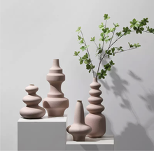 Laden Sie das Bild in den Gallery Viewer, Matt Ceramic Vase
