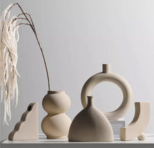 Carica l&#39;immagine nel visualizzatore della galleria, Modern Minimalistic Ceramic Vase D
