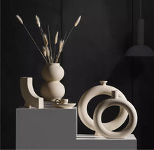 Laden Sie das Bild in den Gallery Viewer, Modern Minimalistic Ceramic Vase D
